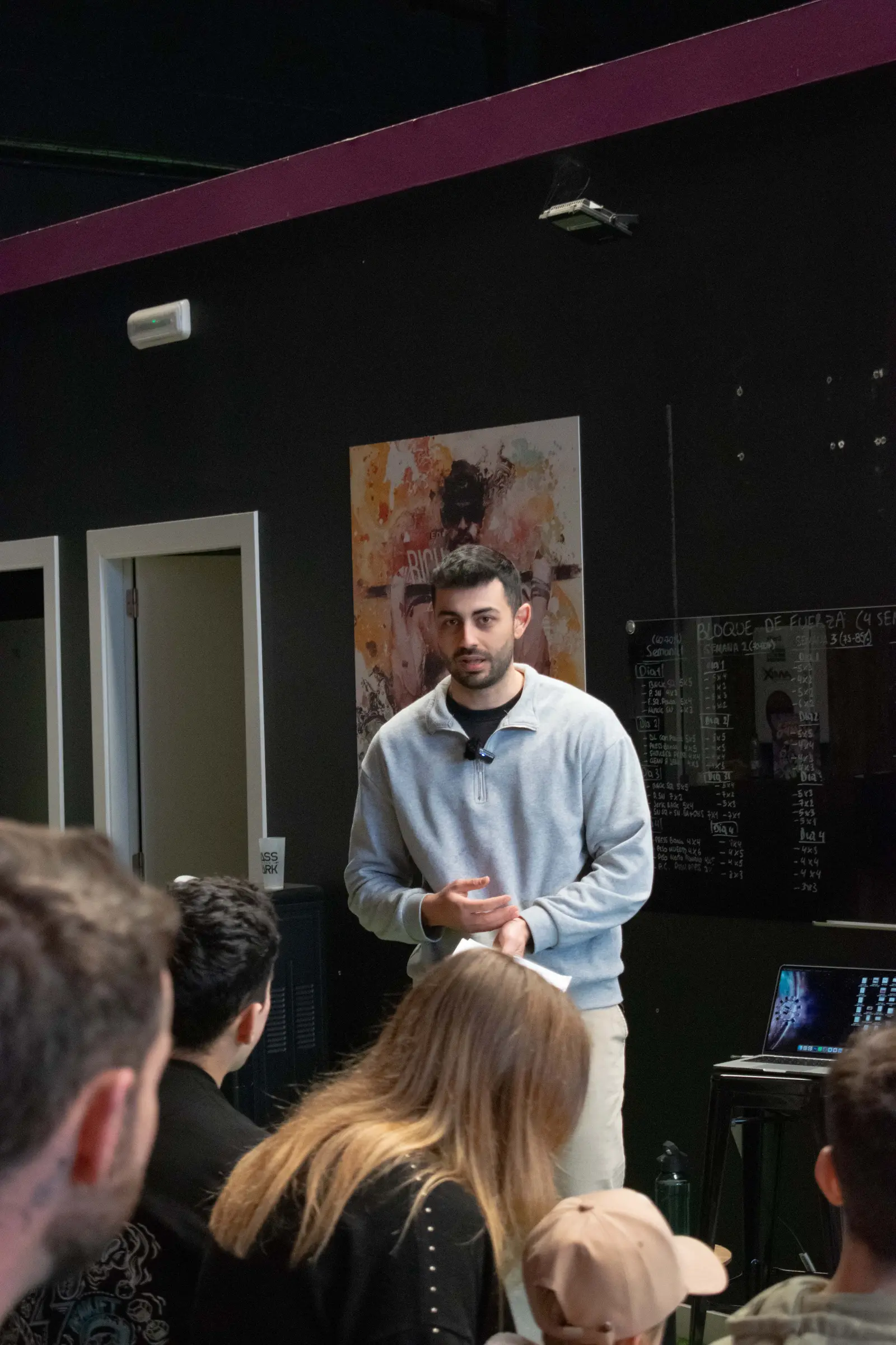 Sesión de formación sobre nutrición en la sala de reuniones de una empresa
