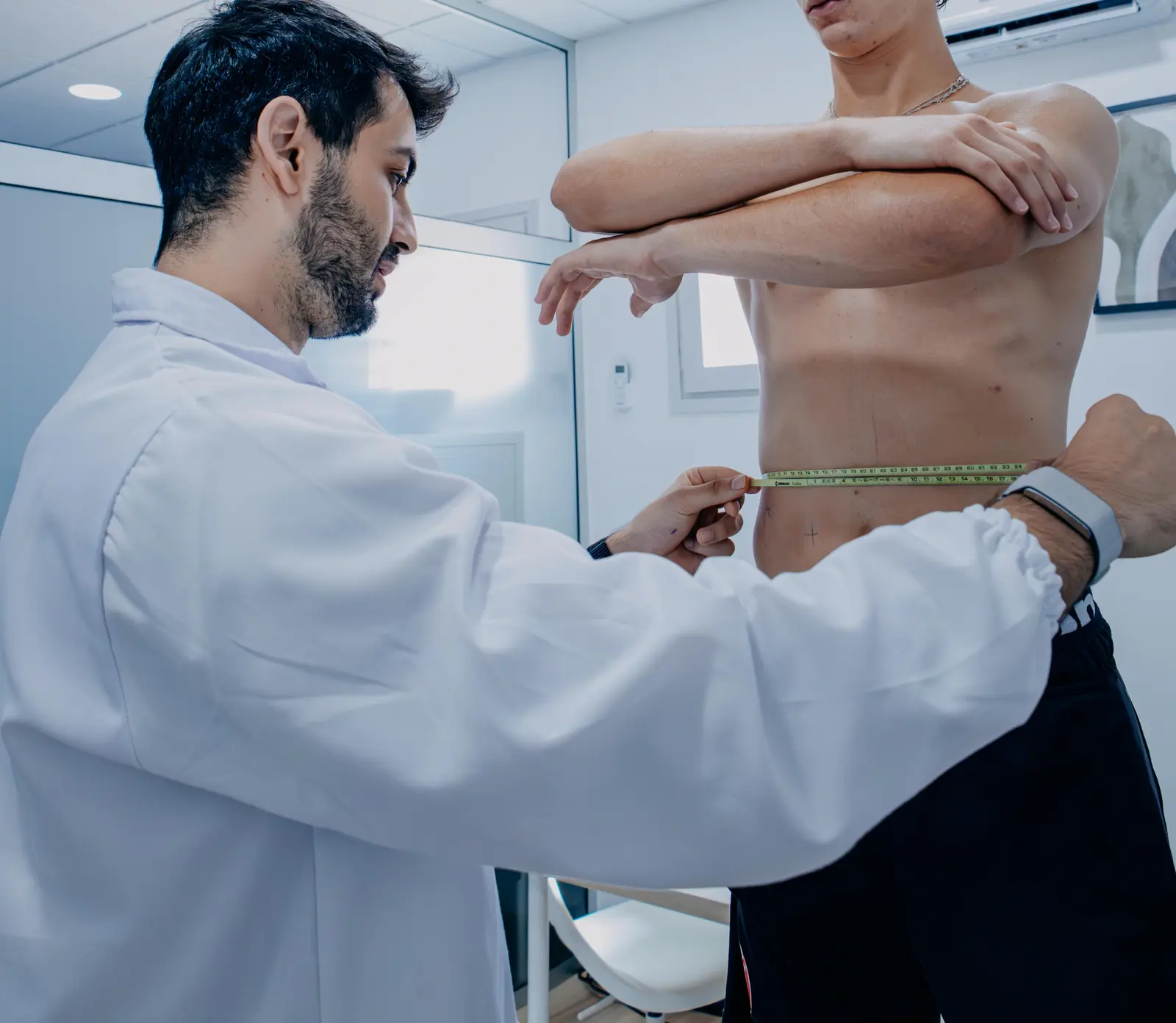 Medición de un perímetro con cinta antropométrica durante una valoración